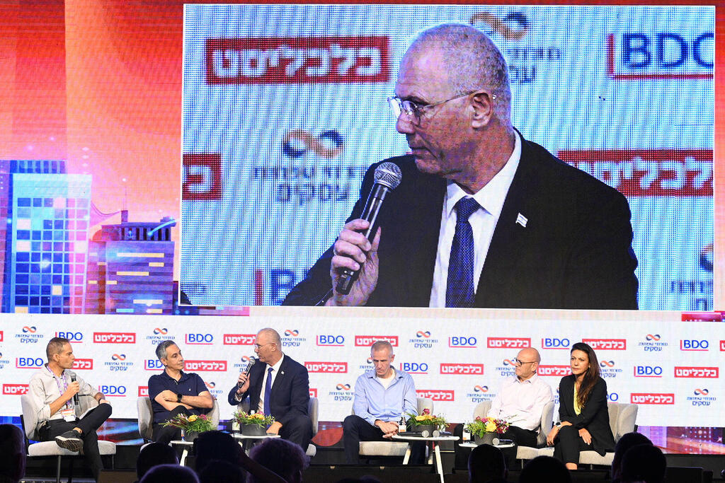 מימין: קרן כליפה, רפי אלמליח, ינקי קוינט, יוסי שלי, דודו זבידה והמנחה אמיתי גזית (צילום: קובי קואנקס) כנס נדלן 2024 - מימין קרן כליפה רפי אלמליח ינקי קוינט יוסי שלי דודו זבידה והמנחה אמיתי גזית